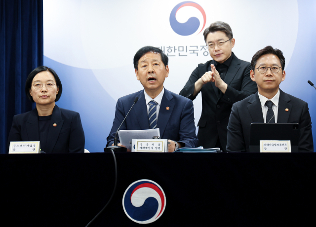 구윤철 경제부총리 겸 기획재정부 장관이 22일 정부서울청사에서 열린 새정부 경제성장전략 관계부처 합동 브리핑에서 발언하고 있다. 왼쪽부터 한성숙 중소벤처기업부 장관, 구 부총리, 배경훈 과학기술정보통신부 장관. 연합뉴스