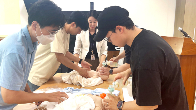 인천지역 119구조·구급대원들이 응급 분만 상황 대처 교육을 하고 있다. 사진제공=가천대 길병원