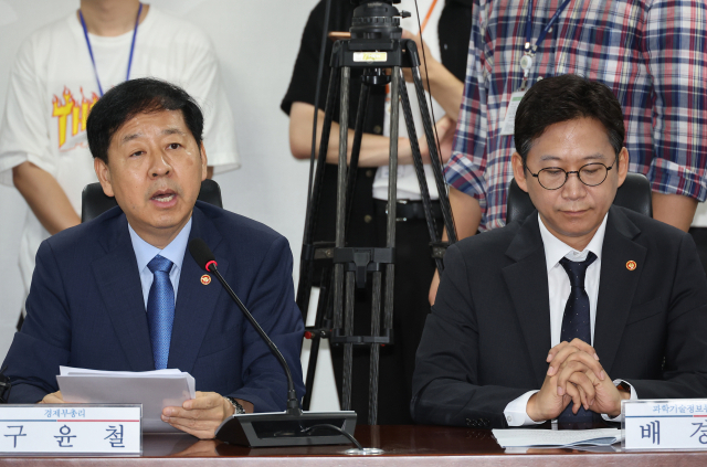 20일 서울 여의도 국회 의원회관에서 열린 새정부 경제성장전략 관련 당정 협의에서 구윤철(왼쪽) 부총리 겸 기재부 장관이 발언하고 있다. 연합뉴스.