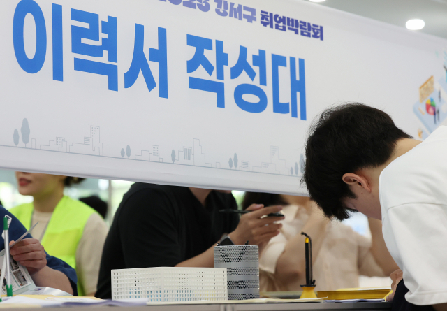 2025 강서구 취업박람회를 찾은 구직자들이 이력서를 작성하고 있다. 뉴스1