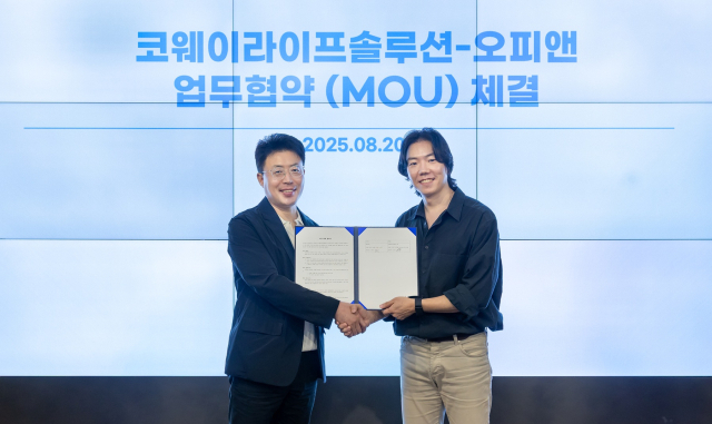 김명곤 코웨이라이프솔루션 대표이사(왼쪽)와 오종관 오픈닥터 대표이사(오른쪽)가 20일 서울 구로구 지타워 코웨이라이프솔루션 본사에서 진행된 업무협약식에서 기념 촬영을 하고 있다. 사진 제공=코웨이라이프솔루션
