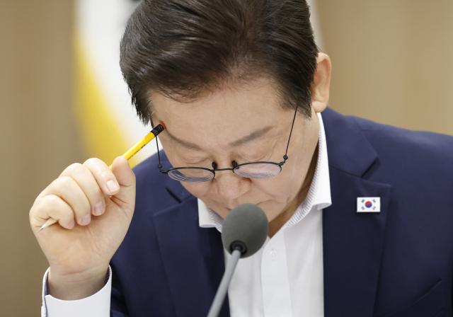 이재명 대통령이 22일 용산 대통령실에서 열린 제1회 국가과학기술자문회의 전원회의에서 자료를 보고 있다. 대통령실통신사진기자단