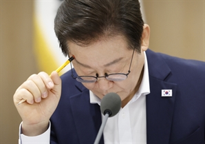 李대통령 지지율 56%로 2주 연속 하락…광복절 특별사면 여파
