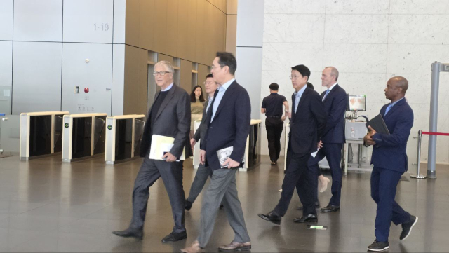 이재용 삼성전자 회장이 22일 삼성전자 서초 사옥을 방문한 빌 게이츠 게이츠재단 이사장을 배웅하고 있다. 두 사람은 오찬을 함께했다. 사진 제공=삼성전자