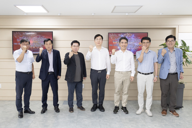 구충곤(왼쪽 세번째) 광양만권경제자유구역청 청장이 22일 광양만권을 방문한 중국 에너지저장장치(ESS) 분야 잠재투자기업 관계자들과 파이팅을 외치고 있다. 사진 제공=광양경제청
