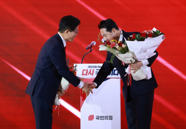 22일 충북 청주시 흥덕구 청주오스코에서 열린 국민의힘 제6차 전당대회에서 결선에 진출한 김문수, 장동혁 당 대표 후보가 악수를 하고 있다. 연합뉴스