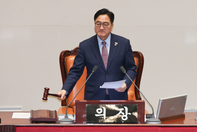 우원식 국회의장이 22일 오전 서울 여의도 국회 본회의장에서 한국교육방송공사법(EBS법) 개정안에 대한 무제한 토론 종결 동의의 건 통과를 알리고 있다. 뉴스1