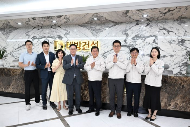 강수현 양주시장(왼쪽 네번째)이 21일 구교운 대방건설 회장을 만나 옥정지구 복합쇼핑몰 건립에 대한 적극적인 협조를 요청한 뒤 기념촬영을 하고 있다. 사진 제공=양주시