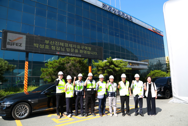 21일 물류산업의 상생 발전을 위한 방안 논의를 위해 동방물류센터를 찾은 박성호(오른쪽 세 번째) 부산진해경제자유구역청장이 회사 관계자와 기념촬영을 하고 있다. 사진제공=부산진해경제자유구역청
