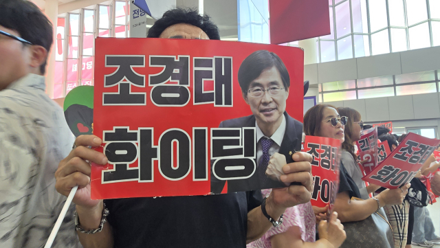 22일 제6차 국민의힘 전당대회가 열린 충북 청주 오스코에서 조경태 후보 지지자가 조 후보 사진이 들어간 피켓을 들고 있다. 청주=이승령 기자