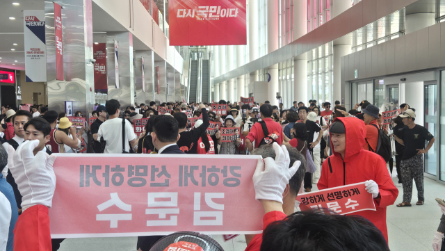 22일 제6차 국민의힘 전당대회가 열린 충북 청주 오스코에서 김문수 후보 지지자들과 조경태 후보 지지자들이 양쪽에서 대치하고 있다. 청주=이승령 기자