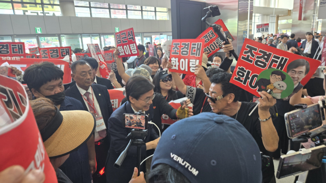 22일 제6차 국민의힘 전당대회가 열린 충북 청주 오스코에서 조경태 당 대표 후보가 지지자들과 인사하며 지나가고 입장하고 있다. 청주=이승령 기자