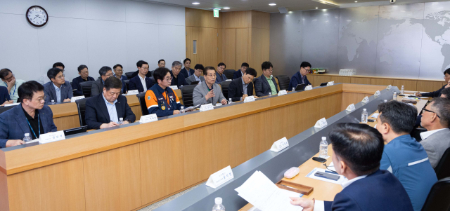 장인화(왼쪽 줄 왼쪽 네 번째) 포스코그룹 회장이 22일 서울 강남 포스코센터에서 열린 ‘그룹 안전 특별점검회의’에서 참석자들과 안전 혁신 방안을 논의하고 있다. 사진 제공=포스코그룹