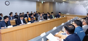 장인화 포스코그룹 회장, 안전 특별점검회의 주재…"안전 혁신에 역량 집중"