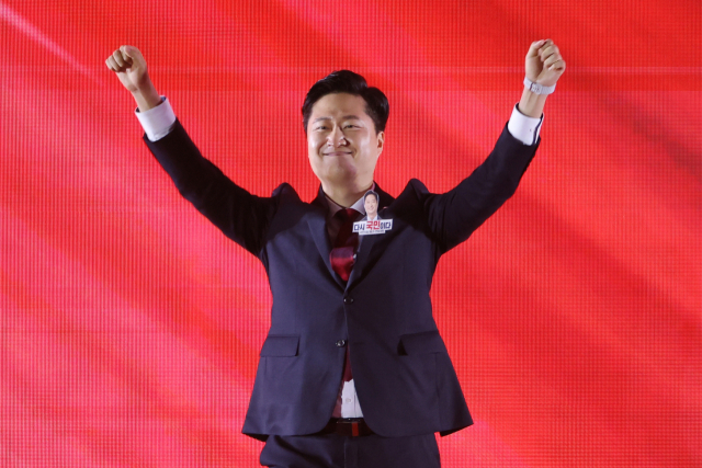 22일 충북 청주시 흥덕구 청주오스코에서 열린 국민의힘 제6차 전당대회에서 청년 최고위원에 당선된 우재준이 기뻐하고 있다. 연합뉴스