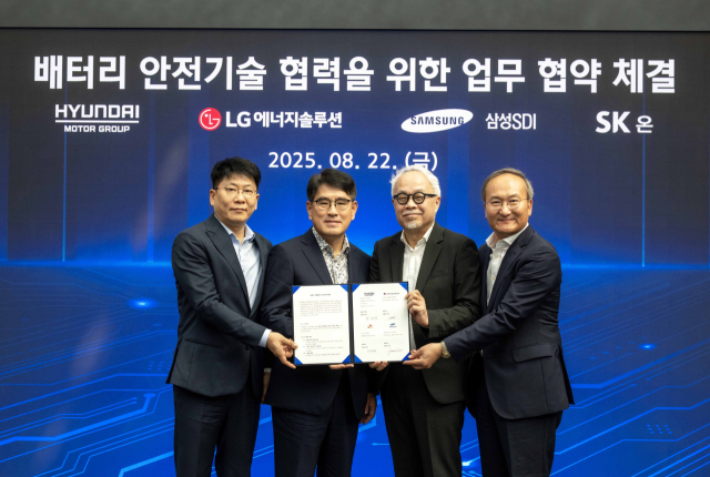김동명(왼쪽부터) LG에너지솔루션 대표이사 사장이 22일 경기도 남양연구소에서 열린 ‘배터리 안전기술 협력을 위한 업무 협약 체결식’에서 양희원 현대차·기아 R&D본부장, 최주선 삼성SDI 대표이사, 이석희 SK온 대표이사와 기념촬영 하고 있다. 사진제공=현대차그룹