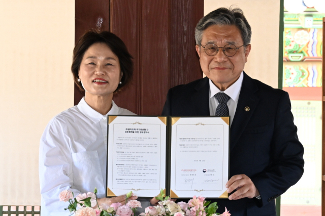 허민 국가유산청장(오른쪽)이 22일 창덕궁 규장각에서 한현옥 ㈜클리오 대표와 K컬처 확산을 위한 국가유산 분야의 협력을 약속하는 업무협약서에 서명한 뒤 기념촬영하고 있다. 사진 제공=국가유산청