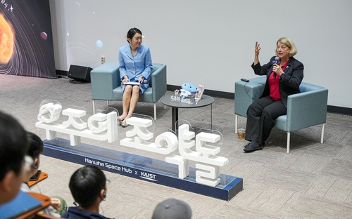 패멀라 멀로이(왼쪽) 전 미국 항공우주국(NASA·나사) 부국장이 21일 KAIST에서 특별강연을 하고 있다. 사진 제공=한화그룹