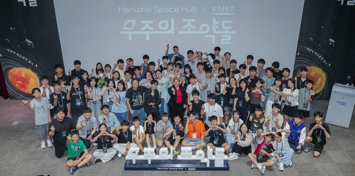 21일 패멀라 멀로이 전 미국 항공우주국(NASA·나사) 부국장과 ‘우주의 조약돌’ 프로그램 참가자들이 특별강연 후 기념 촬영을 하고 있다. 사진 제공=한화그룹