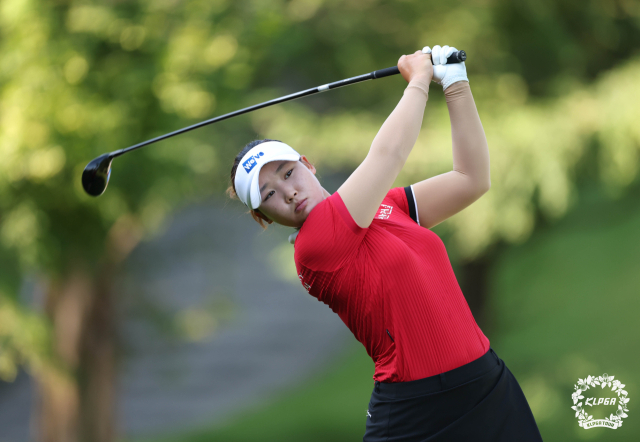 김민솔이 22일 KLPGA 투어 비씨카드 레이디스컵 2라운드 12번 홀에서 티샷을 하고 있다. 사진 제공=KLPGA