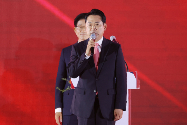 22일 충북 청주시 흥덕구 청주오스코에서 열린 국민의힘 제6차 전당대회에서 결선에 진출한 장동혁 당 대표 후보가 소회를 밝히고 있다. 이날 국민의힘 당 대표 선거는 4명의 후보가 모두 과반 득표에 실패해 1, 2위를 기록한 김문수, 장동혁 후보가 결선에 진출, 재투표를 실시해 오는 26일 당선인을 발표할 계획이다. 연합뉴스