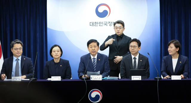 [사설] 올해 추경 두 차례나 쏟아붓는 사이 성장률은 ‘반토막’