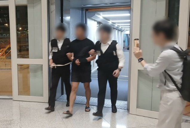 중국 국적의 남성 A씨(34)가 태국 방콕에서 인천공항으로 송환되고 있다. 사진=법무부