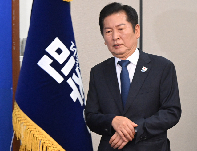 정청래 더불어민주당 대표가 22일 서울 여의도 국회에서 열린 최고위원회의에 참석하고 있다. 오승현 기자