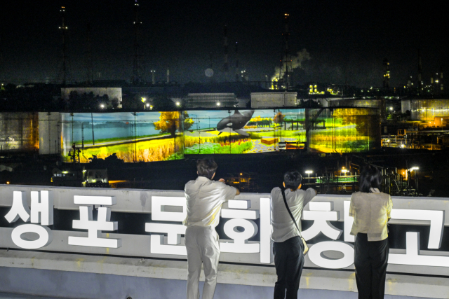울산 남구 장생포 문화창고 옥상에서 바라 본 저유탱크 미디어 파사드. 사진제공=울산 남구
