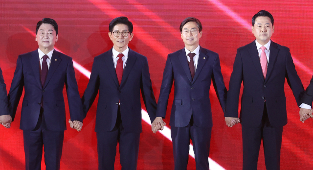 지난 22일 충북 청주시 흥덕구 청주 오스코에서 열린 국민의힘 제6차 전당대회에서 안철수(왼쪽부터)·김문수·조경태·장동혁 당대표 후보가 기념 촬영하고 있다. 연합뉴스