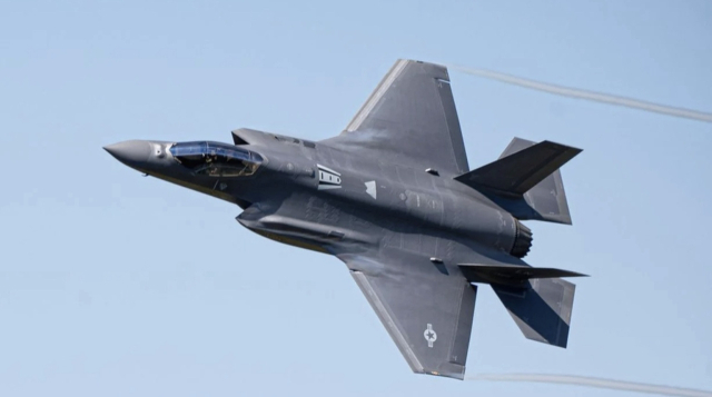 미 공군 F-35A가 전술 비행을 하고 있는 모습. 사진 제공=미 공군