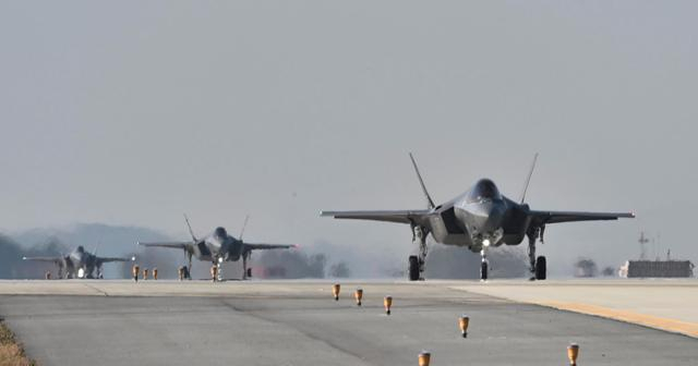 공군 F-35A 전투기 편대가 청주기지에서 이륙하기 위해 활주로로 진입하고 있다. 사진 제공=공군