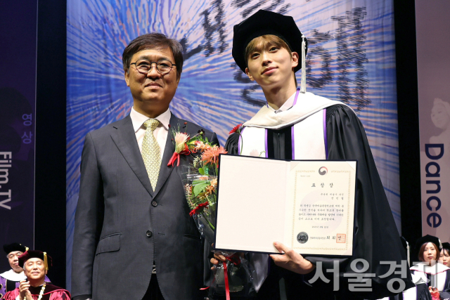최휘영 문화체육관광부 장관이 22일 한국예술종합학교 2024학년도 후기 학위수여식에서 무용원 졸업생 전민철에게 특별포상 장관상을 수여한 후 기념촬영하고 있다. 사진 제공=문체부