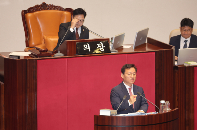 김형동 국민의힘 의원이 23일 서울 여의도 국회 본회의에서 노란봉투법(노동조합 및 노동관계조정법 일부개정법률안)에 대한 무제한 토론을 하고 있다. 연합뉴스
