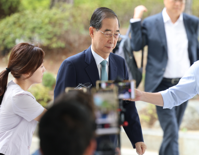 한덕수 전 국무총리가 22일 '12·3 비상계엄' 관련 내란·외환 사건을 수사하는 조은석 특별검사팀 사무실이 마련된 서울 서초구 서울고등검찰청으로 출석하고 있다. 연합뉴스