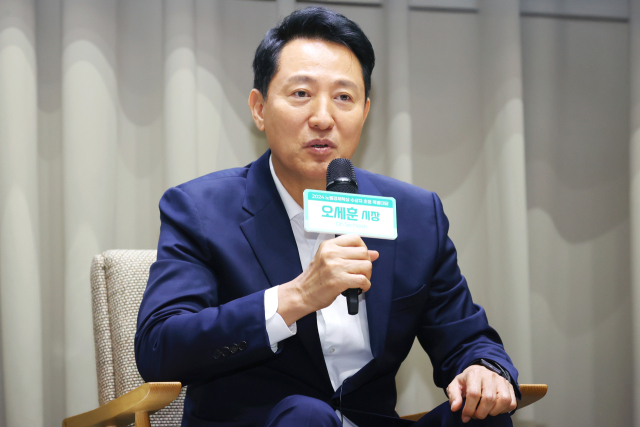 오세훈 서울시장이 21일 서울시청에서 열린 노벨경제학상 수상자 초청 '지속가능한 번영을 위한 길' 특별대담에서 발언하고 있다. 연합뉴스