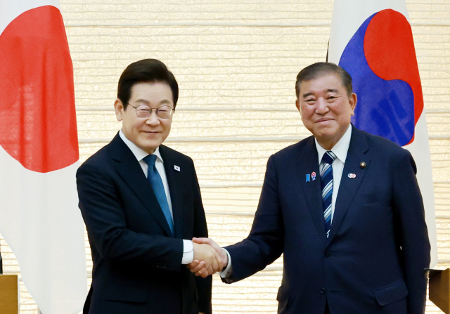 이재명 대통령과 이시바 시게루 일본 총리가 23일 일본 도쿄 총리 관저에서 열린 한일 정상 공동 언론 발표를 마친 뒤 악수하고 있다. 연합뉴스