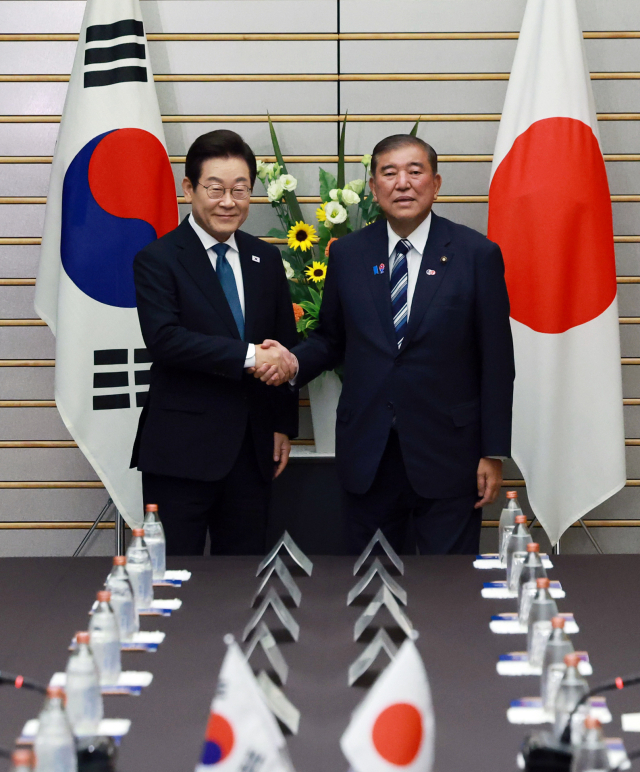 이재명 대통령과 이시바 시게루 일본 총리가 23일 일본 도쿄 총리 관저에서 열린 한일 확대정상회담에서 악수하고 있다. 연합뉴스