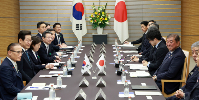 이재명 대통령과 이시바 시게루 일본 총리가 23일 일본 도쿄 총리 관저에서 한일 확대정상회담을 하고 있다. 연합뉴스