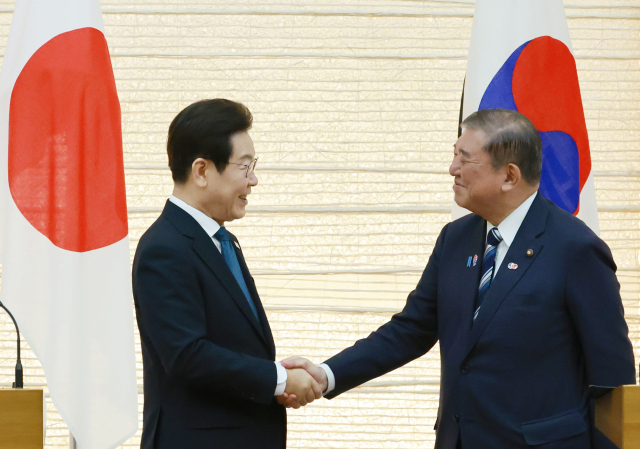 이재명 대통령과 이시바 시게루 일본 총리가 23일 일본 도쿄 총리 관저에서 공동 언론 발표를 마친 뒤 악수하고 있다. 연합뉴스