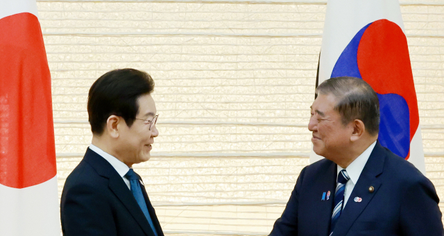 이재명 대통령과 이시바 시게루 일본 총리가 23일 일본 도쿄 총리 관저에서 열린 한일 정상 공동 언론 발표를 마친 뒤 마주보며 미소짓고 있다. 연합뉴스