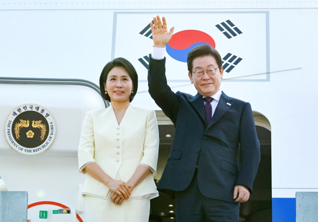 이재명 대통령과 김혜경 여사가 일본·미국 방문을 위해 23일 성남 서울공항을 출발하며 공군 1호기에 올라 인사하고 있다. 연합뉴스