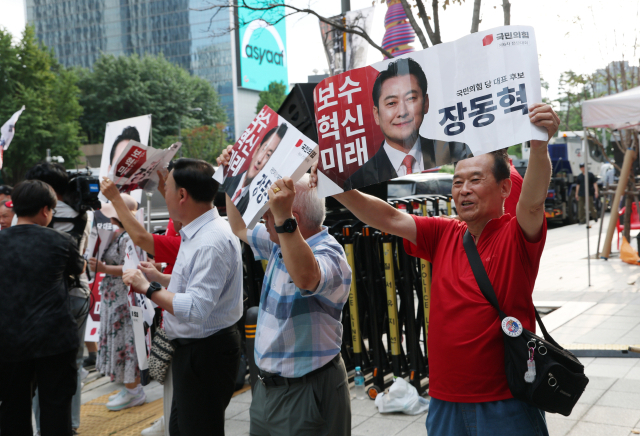 국민의힘 당대표 선거 결선에 진출한 김문수·장동혁 후보의 방송토론회가 열린 23일 오후 서울 종로구 채널A 스튜디오 앞에서 장동혁 후보 지지자들이 응원을 펼치고 있다. 뉴스1
