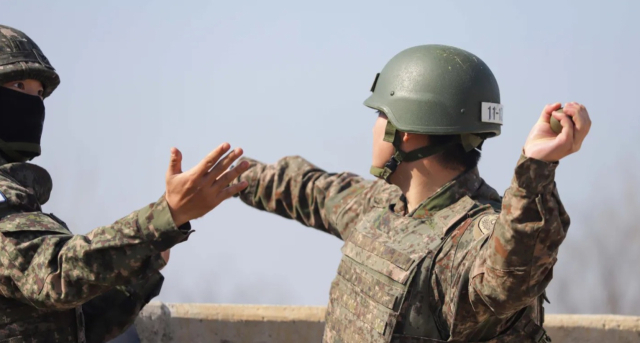 훈련병이 수류탄 투척 훈련을 하는 모습. 사진은 기사 내용과 관련 없음. 사진 제공=육군