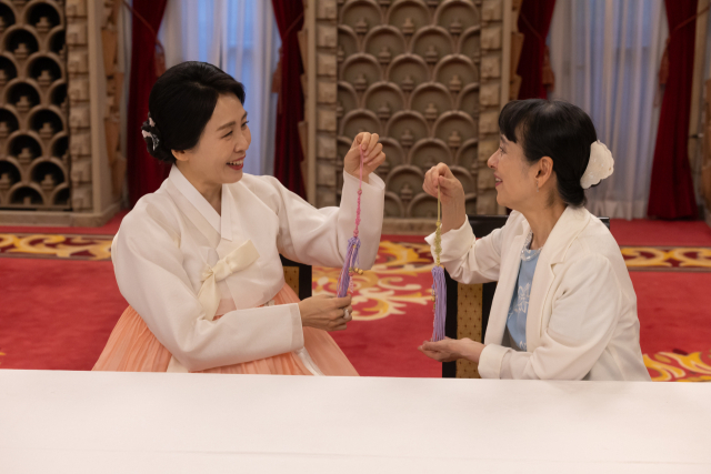 이재명 대통령의 부인 김혜경 여사와 이시바 시게루 일본 총리의 부인 이시바 요시코 여사가 23일 일본 도쿄 총리 관저에서 친교 일정으로 한일 양국의 전통 매듭 만들기 체험을 하고 있다. 연합뉴스