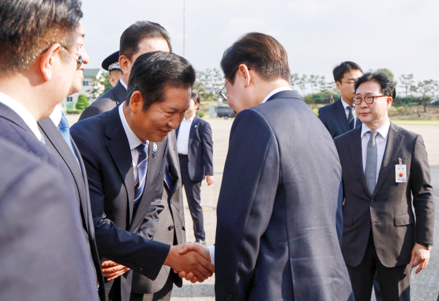 일본·미국 순방에 나서는 이재명 대통령이 23일 성남 서울공항에서 환송 나온 더불어민주당 정청래 대표와 악수하고 있다. 2025.8.23 연합뉴스