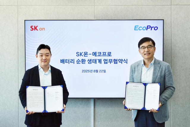 이경민(왼쪽) SK온 사업개발실장과 박석회 에코프로씨엔지 대표가 22일 에코프로 서울사무소에서 배터리 순환 생태계 업무협약을 맺은 뒤 기념촬영을 하고 있다. 사진제공=SK온