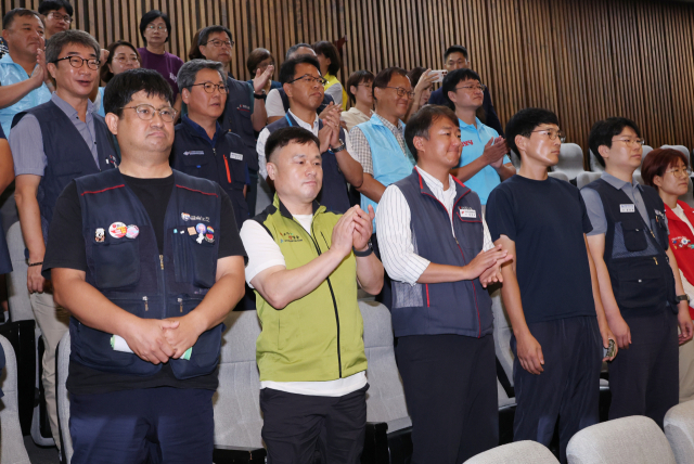 24일 국회 본회의에서 '노동조합 및 노동관계조정법 일부개정법률안(노란봉투법)'이 통과되자 양경수 민주노총 위원장과 조합원, 진보당 당원들이 기뻐하고 있다.