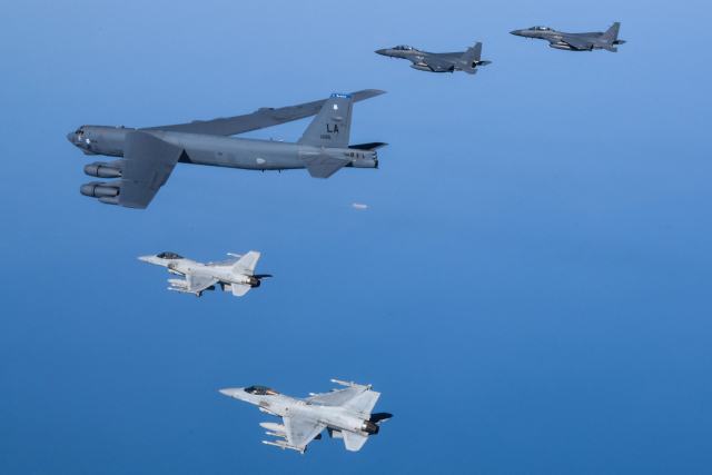 한반도 서해 상공에서 한국측 F-15K, KF-16 전투기와 미국측 B-52H 전략폭격기가 참여한 가운데 한미 공군이 연합공중훈련을 실시하고 있다. 연합뉴스