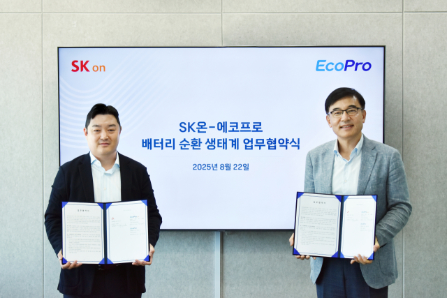 박석회(오른쪽) 에코프로씨엔지 대표와 이경민 SK온 사업개발실장이 22일 서울 서초구 에코프로 서울사무소에서 배터리 순환 생태계 업무협약을 맺은 뒤 기념촬영을 하고 있다. 사진제공=에코프로